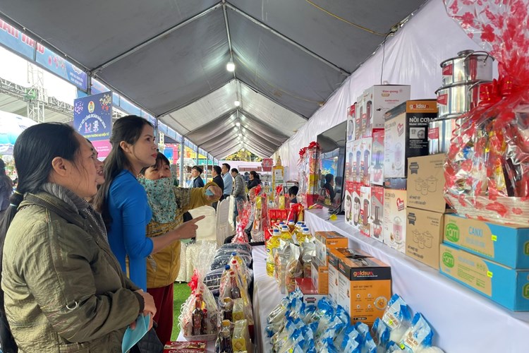 Quảng Ngãi trao tặng trên 1.300 suất quà cho đoàn viên Công đoàn, người lao động - Anh 2