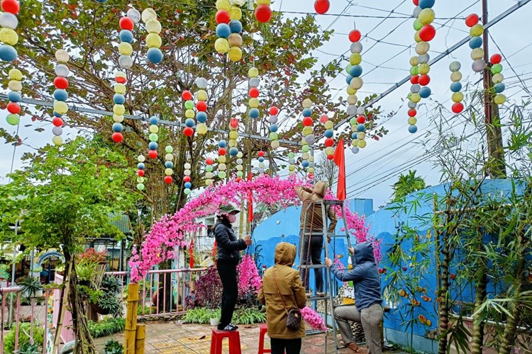 Cô giáo mầm non vùng cao Quảng Ngãi trang trí linh vật rồng từ đồ tái chế - Anh 5