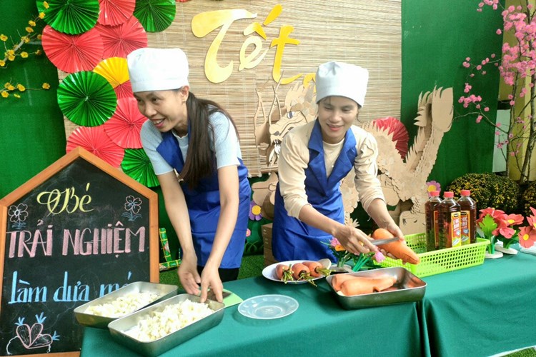 Cô giáo mầm non vùng cao Quảng Ngãi trang trí linh vật rồng từ đồ tái chế - Anh 2