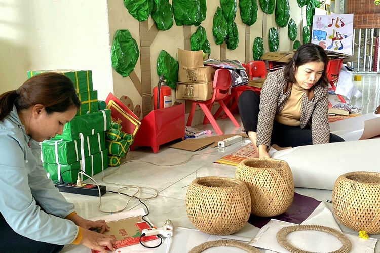 Cô giáo mầm non vùng cao Quảng Ngãi trang trí linh vật rồng từ đồ tái chế - Anh 6
