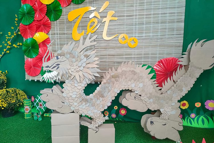 Cô giáo mầm non vùng cao Quảng Ngãi trang trí linh vật rồng từ đồ tái chế - Anh 3