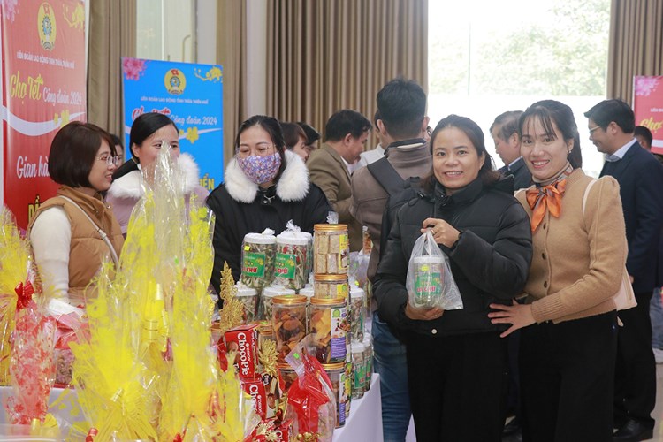 Hơn 1,3 tỉ đồng hỗ trợ cho người lao động khó khăn đón Tết - Anh 3