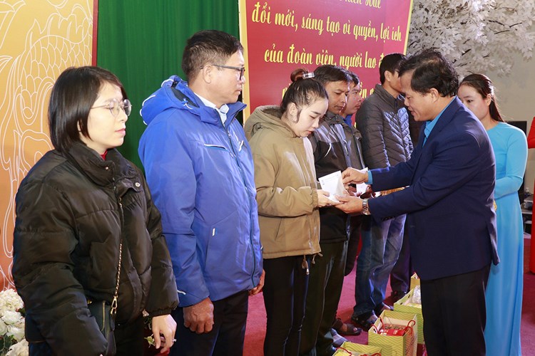 Hơn 1,3 tỉ đồng hỗ trợ cho người lao động khó khăn đón Tết - Anh 2