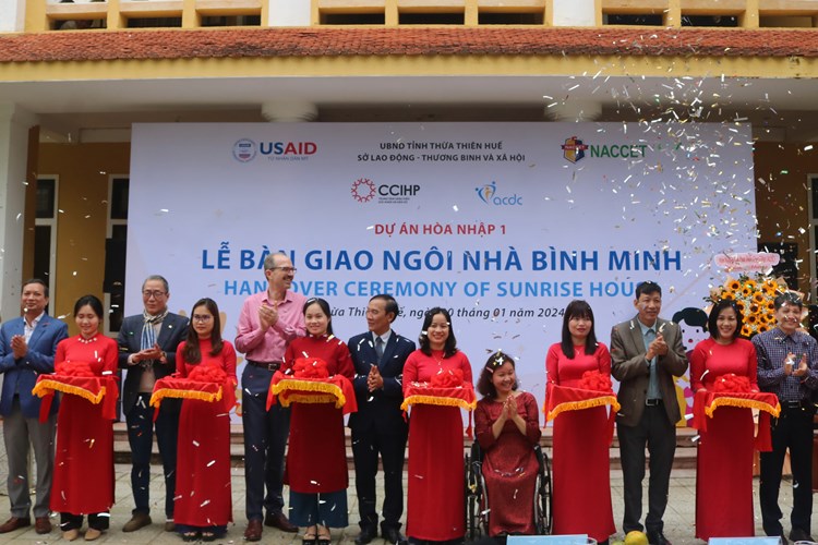 Bàn giao 2 ngôi nhà tạm lánh cho phụ nữ và trẻ em gái khuyết tật ở Huế và Quảng Trị - Anh 1