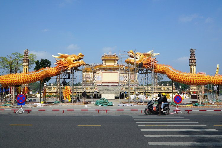 Cặp linh vật rồng ở Huế gây ấn tượng với du khách - Anh 1