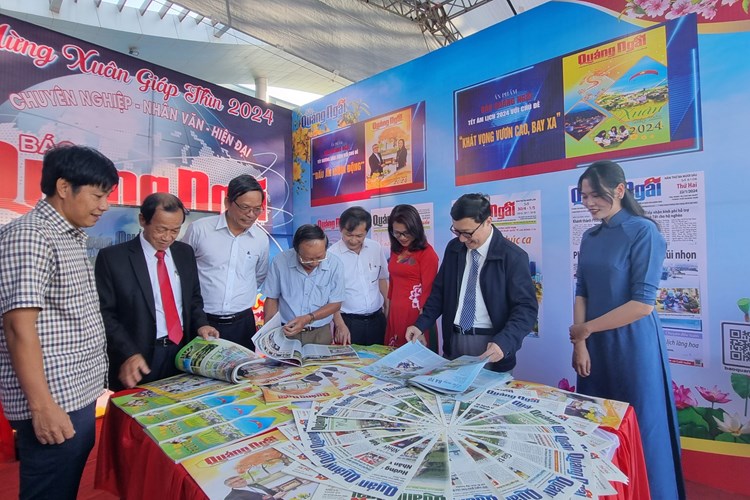 Quảng Ngãi trưng bày gần 200 ấn phẩm báo Xuân Giáp Thìn - Anh 2