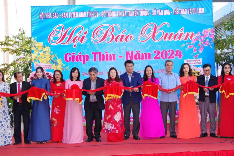Quảng Ngãi trưng bày gần 200 ấn phẩm báo Xuân Giáp Thìn - Anh 1