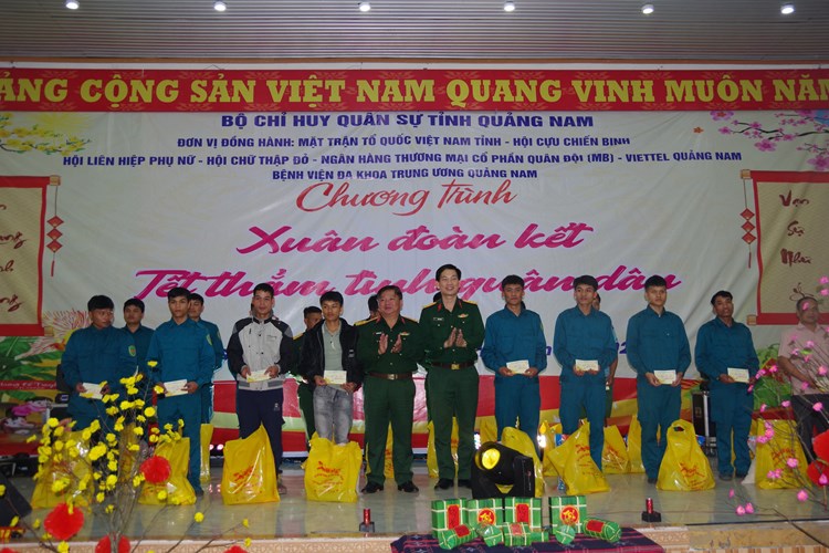 Quảng Nam: Đồng bào vùng cao vui hội “Xuân đoàn kết - Thắm tình quân dân” - Anh 1