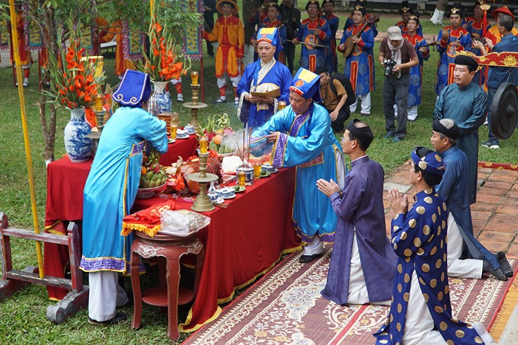 Dựng nêu đón Tết tại khu di sản Hoàng cung Huế - Anh 3
