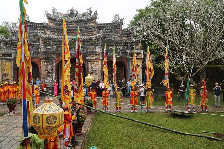 Dựng nêu đón Tết tại khu di sản Hoàng cung Huế - Anh 8