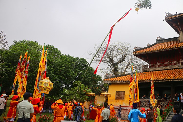 Dựng nêu đón Tết tại khu di sản Hoàng cung Huế - Anh 9