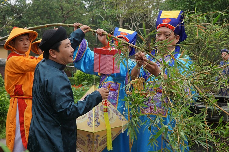 Dựng nêu đón Tết tại khu di sản Hoàng cung Huế - Anh 4