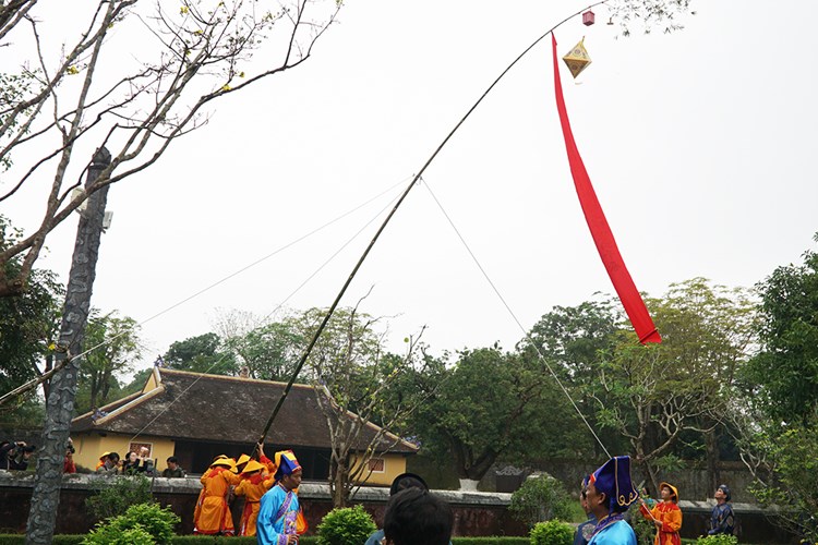 Dựng nêu đón Tết tại khu di sản Hoàng cung Huế - Anh 5