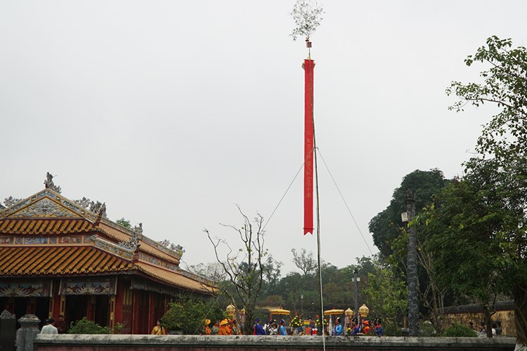 Dựng nêu đón Tết tại khu di sản Hoàng cung Huế - Anh 1