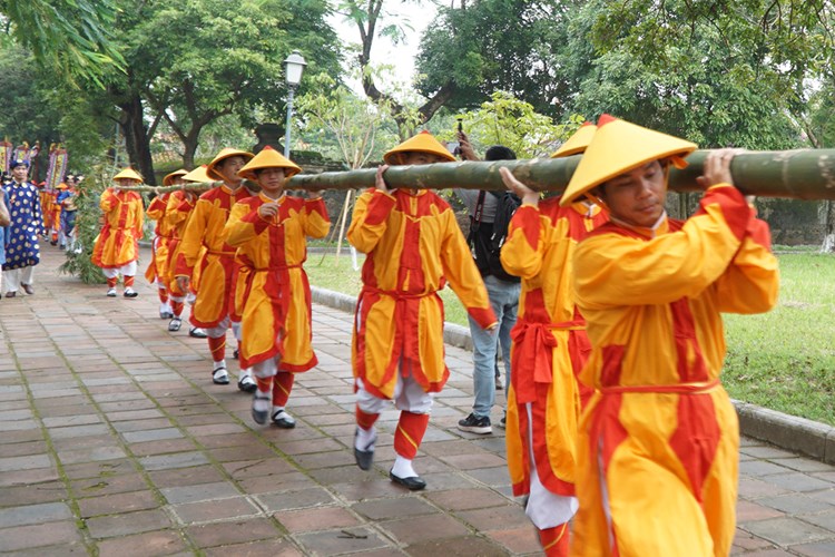 Dựng nêu đón Tết tại khu di sản Hoàng cung Huế - Anh 2