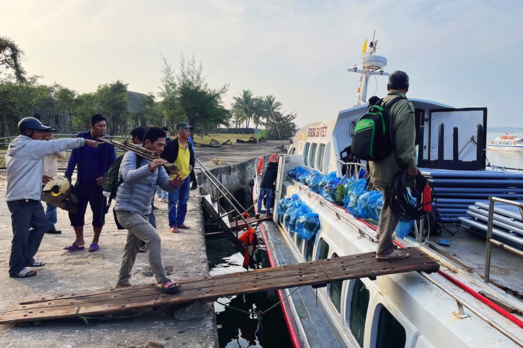Đưa hàng Tết ra đảo Cù Lao Chàm - Anh 4