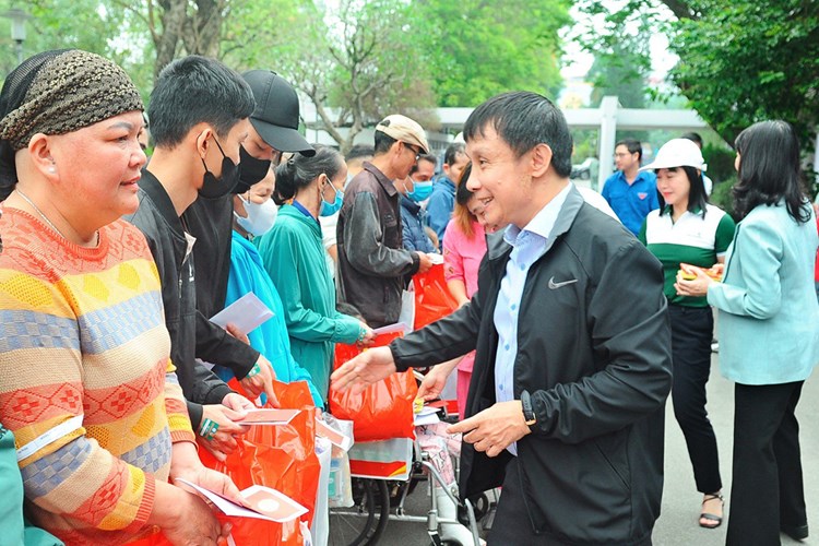 Chuyến xe yêu thương chở hàng trăm bệnh nhân về quê đón Tết - Anh 1