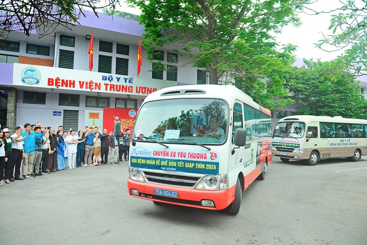 Chuyến xe yêu thương chở hàng trăm bệnh nhân về quê đón Tết - Anh 2