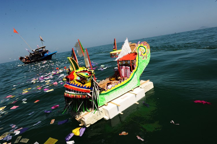 Đảm bảo nếp sống văn minh, an toàn, tiết kiệm trong hoạt động tín ngưỡng, tôn giáo dịp Tết Nguyên đán - Anh 1