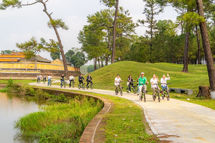 Khai trương tour du lịch xanh tại di tích lăng vua Gia Long - Anh 1