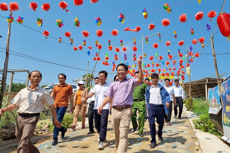 Thắng cảnh Gành Yến “khoác áo mới” rực rỡ đón khách dịp Tết Nguyên đán - Anh 1