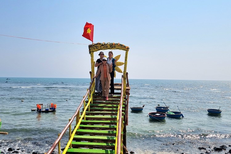 Thắng cảnh Gành Yến “khoác áo mới” rực rỡ đón khách dịp Tết Nguyên đán - Anh 3