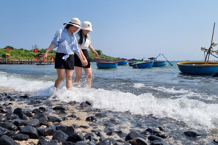 Thắng cảnh Gành Yến “khoác áo mới” rực rỡ đón khách dịp Tết Nguyên đán - Anh 6