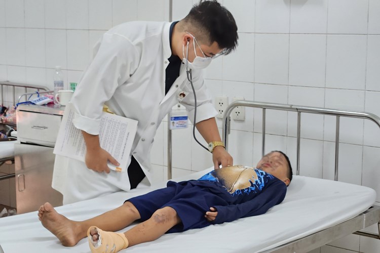Bốn trẻ nhập viện do chơi pháo không rõ nguồn gốc - Anh 1
