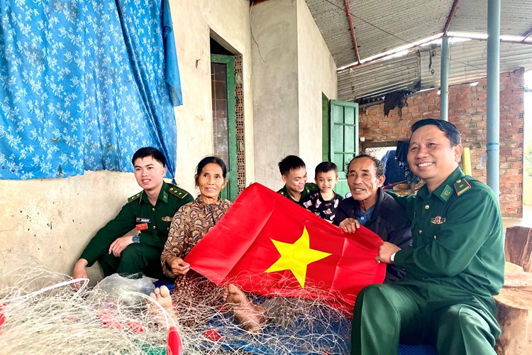 Người lính quân hàm xanh mang Tết ấm đến với đồng bào nghèo - Anh 1