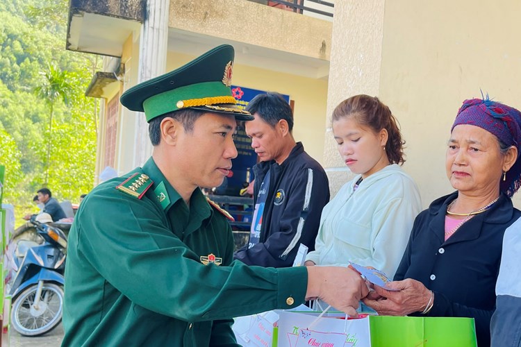 Người lính quân hàm xanh mang Tết ấm đến với đồng bào nghèo - Anh 2