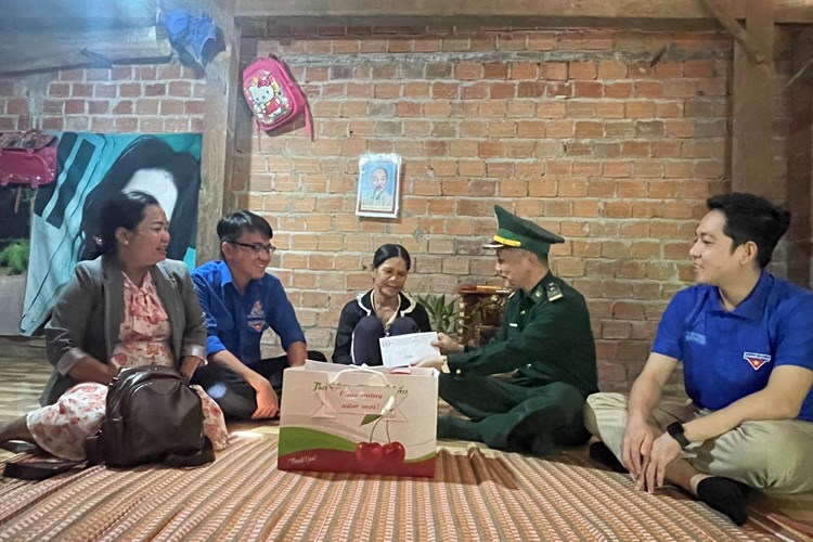 Người lính quân hàm xanh mang Tết ấm đến với đồng bào nghèo - Anh 4