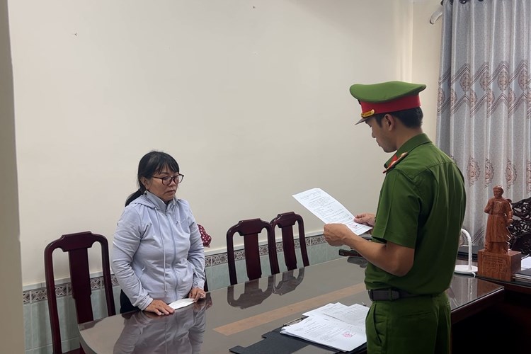 Quảng Ngãi: Khởi tố bị can là chủ tiệm vàng lừa đảo khoảng 50 tỉ đồng - Anh 1