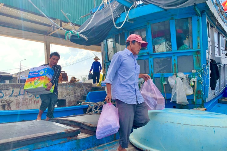 Ngư dân Quảng Ngãi vươn khơi xuyên Tết, đón giao thừa trên biển - Anh 2
