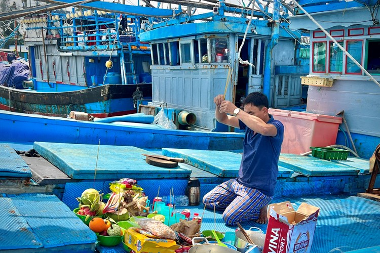 Ngư dân Quảng Ngãi vươn khơi xuyên Tết, đón giao thừa trên biển - Anh 3
