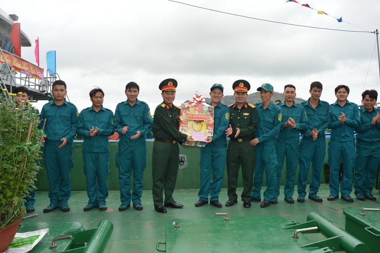 Những con tàu đón Xuân trên biển, bảo vệ bình yên cho biển đảo Tổ quốc - Anh 4