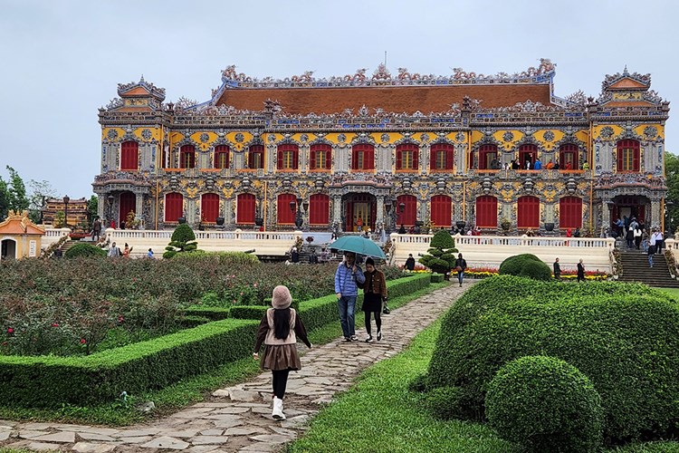 Hơn 100 nghìn lượt khách tham quan di sản Huế trong 3 ngày Tết - Anh 1
