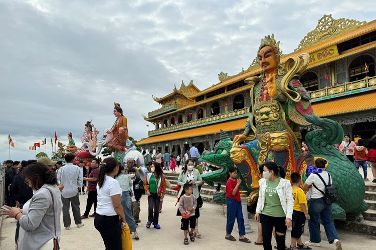 Quảng Ngãi đón khoảng 50.000 lượt khách những ngày đầu năm mới Giáp Thìn - Anh 2