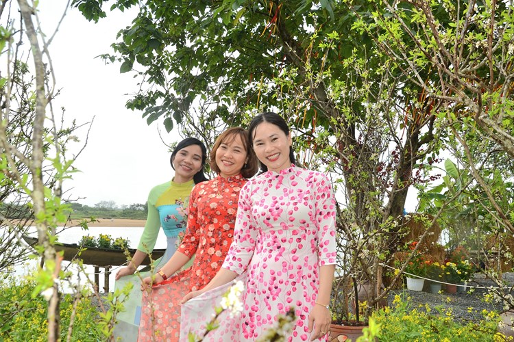 Quảng Ngãi đón khoảng 50.000 lượt khách những ngày đầu năm mới Giáp Thìn - Anh 1