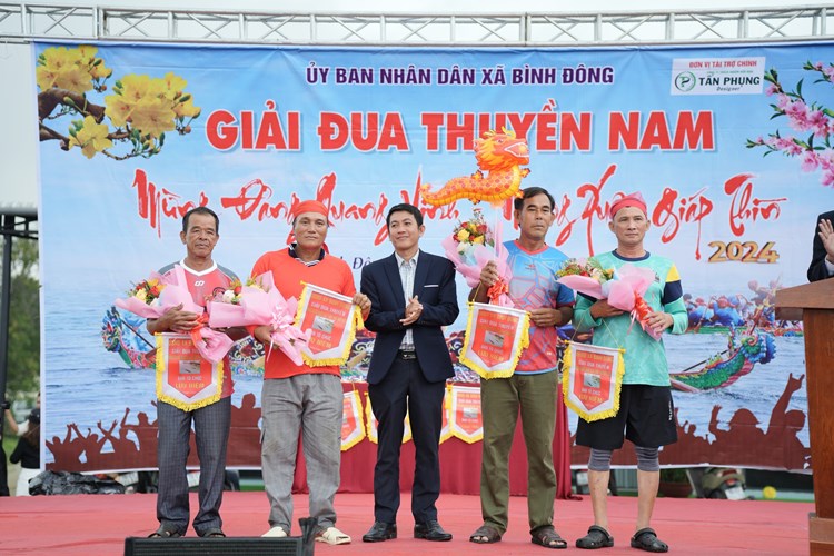 Đầu Xuân xem đua thuyền trên dòng sông Trà Bồng - Anh 4