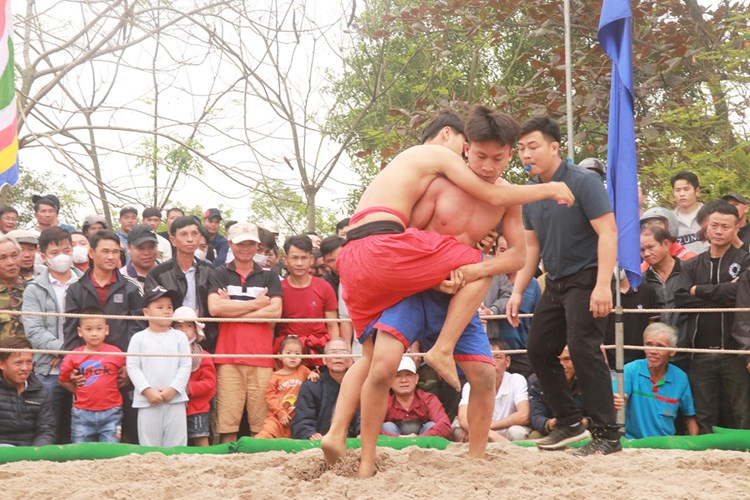 Tưng bừng hội vật truyền thống làng Thủ Lễ - Anh 1