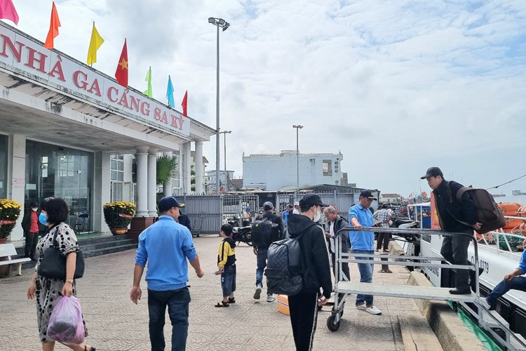 Đảm bảo an toàn cho du khách và người dân du xuân đảo Lý Sơn - Anh 1