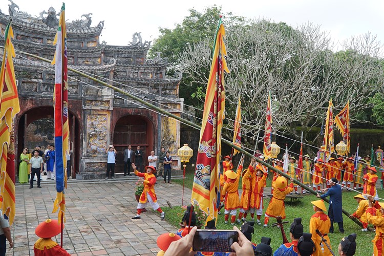 Du khách thích thú trải nghiệm lễ hạ nêu và khai ấn tại khu di sản Huế - Anh 1