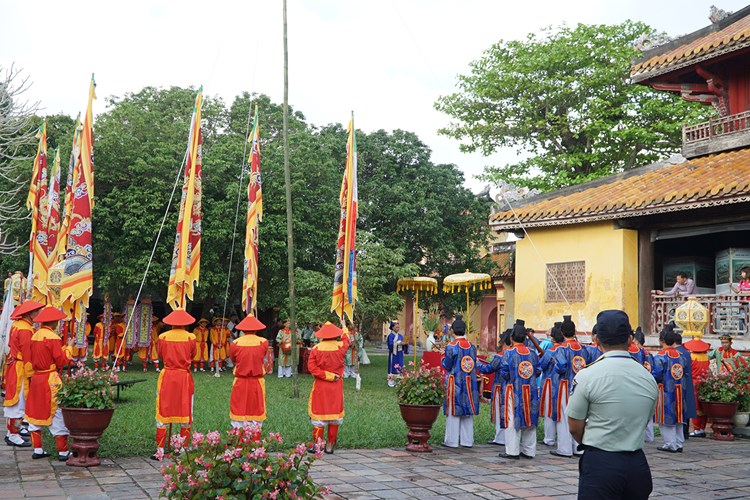 Du khách thích thú trải nghiệm lễ hạ nêu và khai ấn tại khu di sản Huế - Anh 3