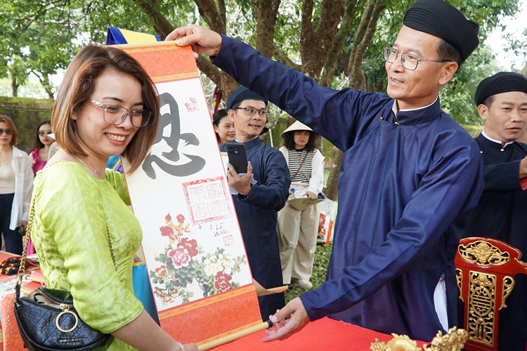 Du khách thích thú trải nghiệm lễ hạ nêu và khai ấn tại khu di sản Huế - Anh 12