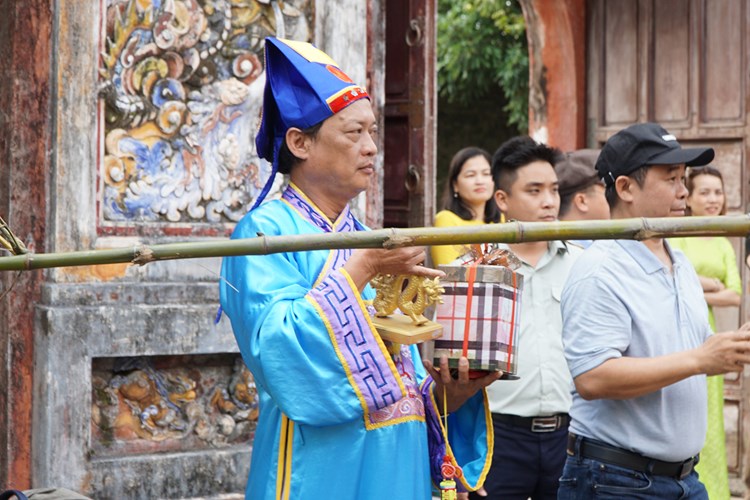 Du khách thích thú trải nghiệm lễ hạ nêu và khai ấn tại khu di sản Huế - Anh 8