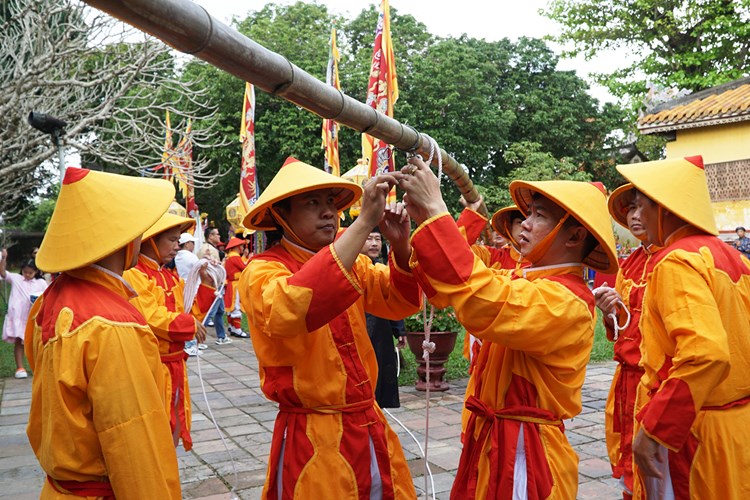Du khách thích thú trải nghiệm lễ hạ nêu và khai ấn tại khu di sản Huế - Anh 2