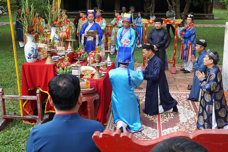 Du khách thích thú trải nghiệm lễ hạ nêu và khai ấn tại khu di sản Huế - Anh 5