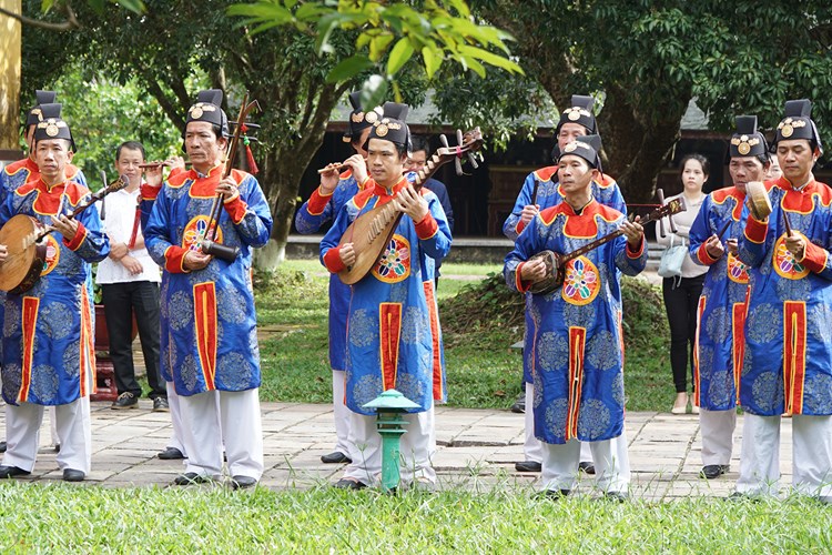 Du khách thích thú trải nghiệm lễ hạ nêu và khai ấn tại khu di sản Huế - Anh 4