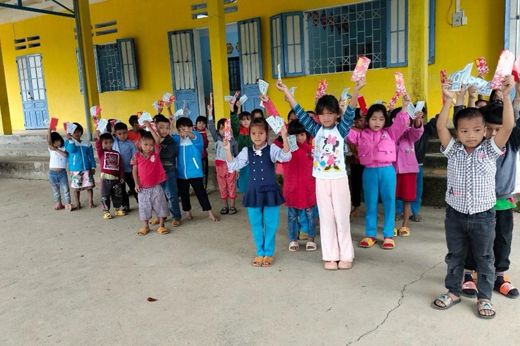 Học sinh ở miền núi Quảng Nam nhận lì xì ở buổi chào cờ đầu năm mới - Anh 3