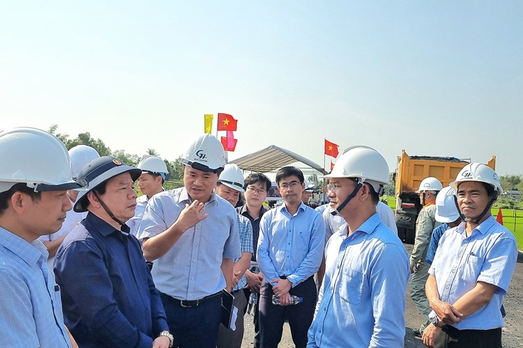 Quảng Ngãi: Ra quân đầu năm tại các công trình trọng điểm của tỉnh - Anh 5